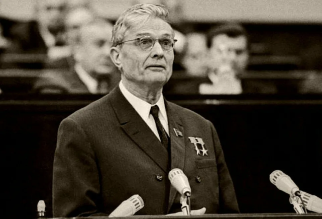 苏联解体,戈尔巴乔夫下了一剂猛药,另一剂为苏斯洛夫所下