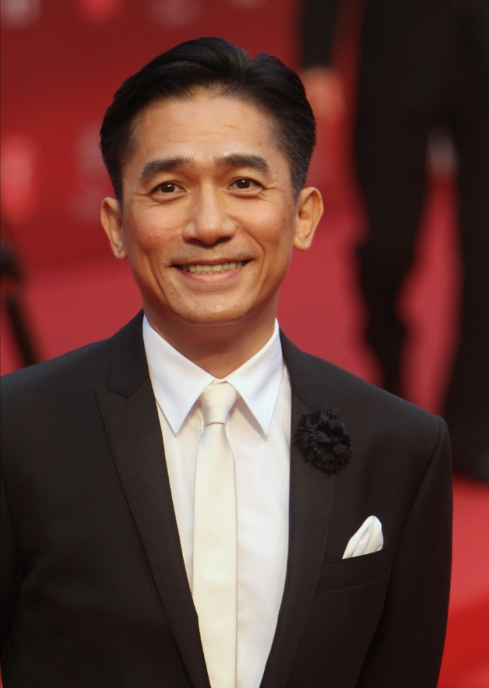 59岁梁朝伟老了也帅气穿衬衫时髦网友这男人儒雅了一辈子