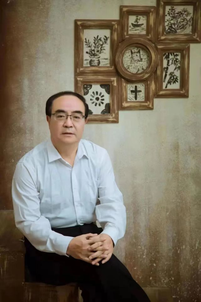 内蒙古包头市人,内蒙古作家协会会员,作品散见于《内蒙古日报》《鹿鸣