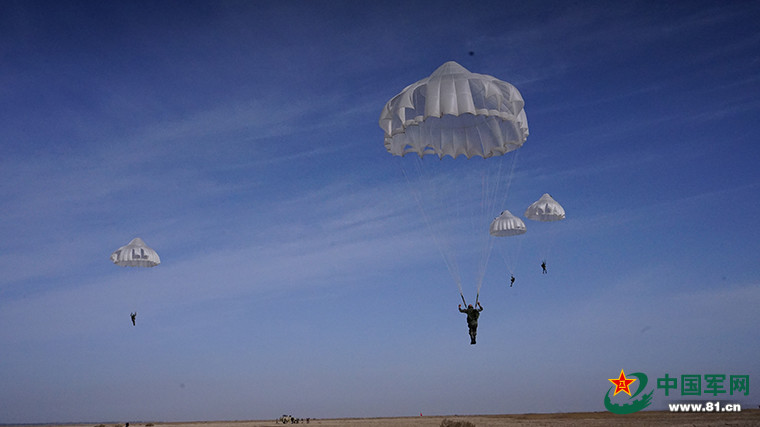 “神兵天降”，特战队员伞降戈壁大漠高职扩招数学考试范围