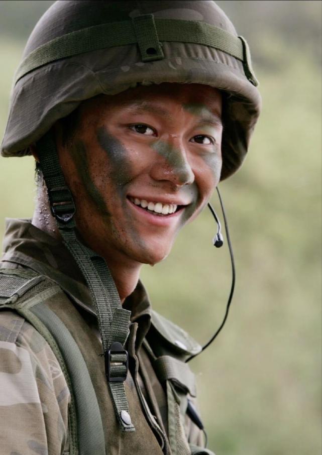 25年前,李晨在《花季雨季》和《十七岁不哭》1997里分别出演了男主角"