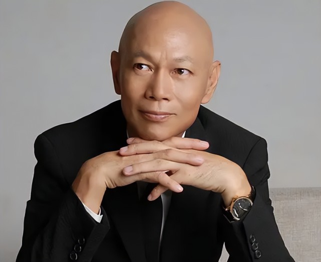 75岁罗家英出国旅游,与女友人开心聚会,汪明荃独自隔离健身解闷