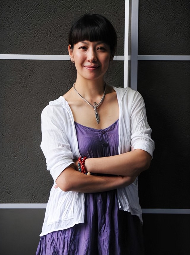 胡军老婆卢芳,16支啤酒定情,婚后一儿一女,日子红红火火有滋味