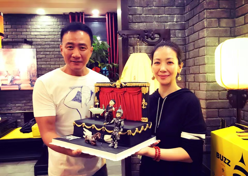 胡军老婆卢芳16支啤酒定情婚后一儿一女日子红红火火有滋味