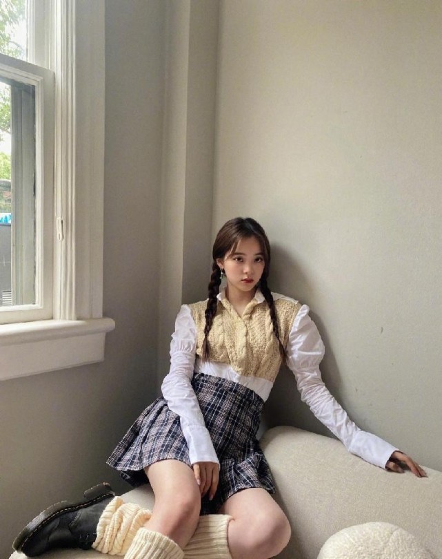 短发的欧阳娜娜挺适合纯欲穿搭,开衫配吊带短裙,显出少女感