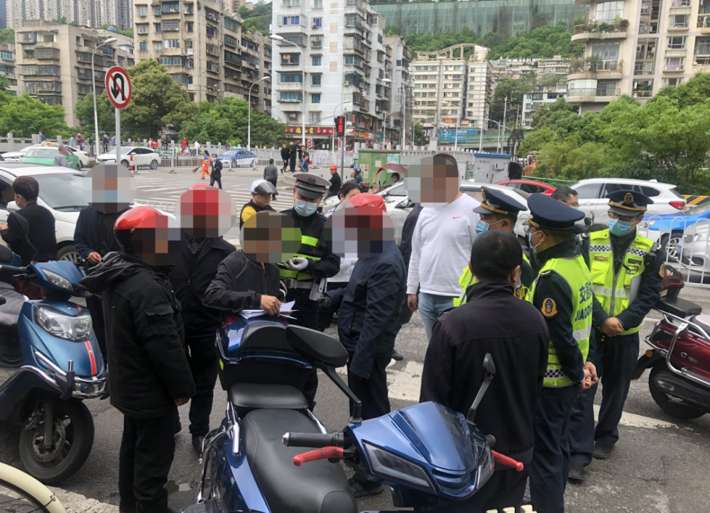 贵阳一群"摩的"被查处