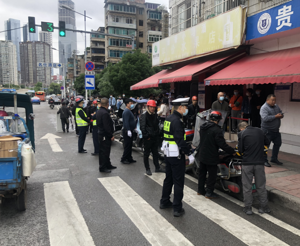 贵阳一群"摩的"被查处