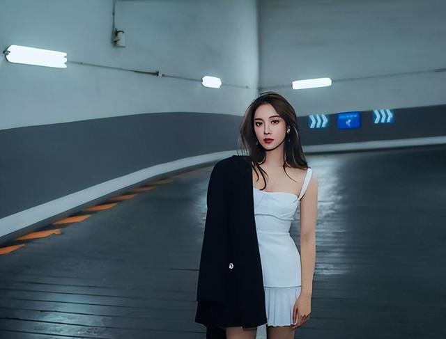 nba最美女主播美娜晒近照!现身足球场,大长腿令人羡慕不已_腾讯新闻