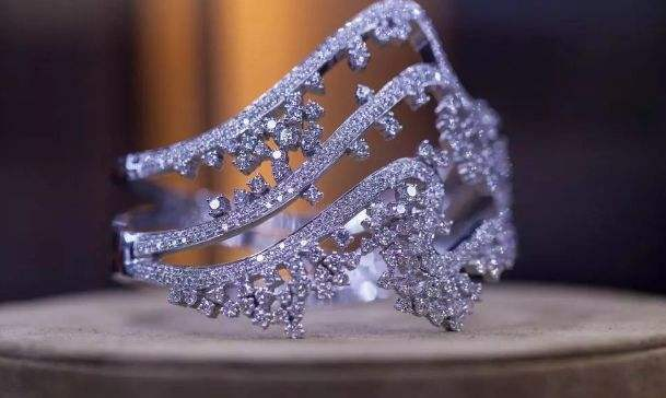 开办了梧州的第一家人工宝石加工厂,梧州的人工宝石加工产业从此起步