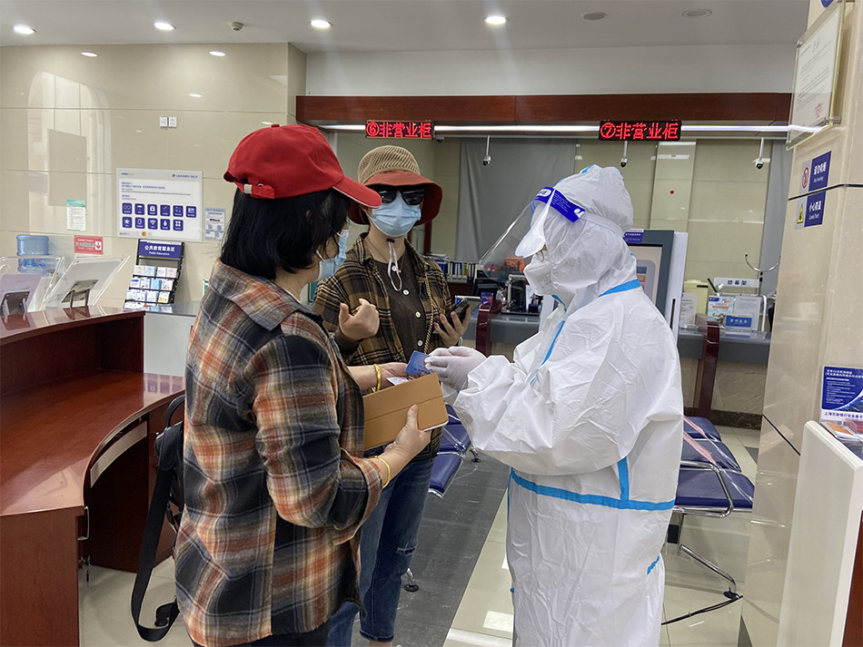 《上海战疫｜金山朱泾：走进首家复市银行，员工24小时驻守》