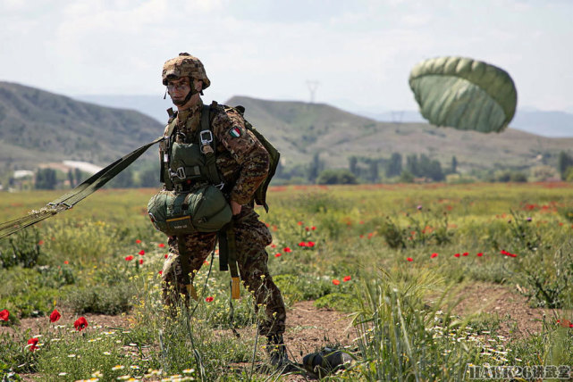 刚刚落地的意大利伞兵,这次伞降演习有英国,法国和意大利的空降部队