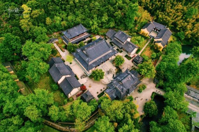 1200多年前灵默大师云游江南最终在栖真岩下开山建寺