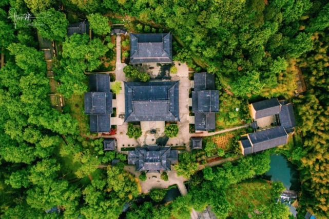 1200多年前灵默大师云游江南最终在栖真岩下开山建寺