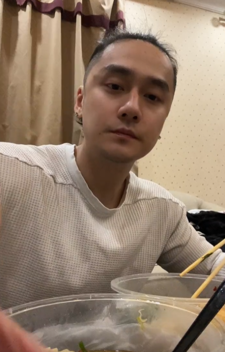 蒋劲夫凌晨现身苍蝇馆吃面胡子拉碴满脸疲态退圈后送外卖为生