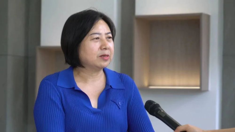 我身边的榜样张冬梅劳模奖章压心头撸起袖子再出发