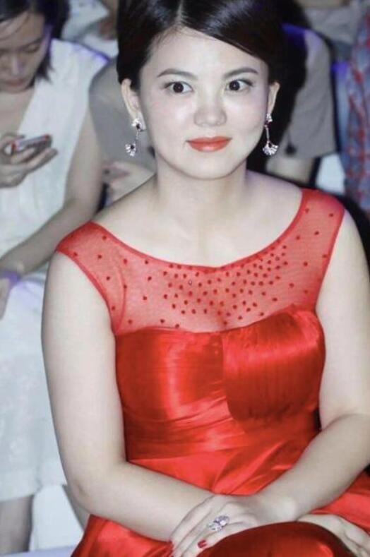 李湘离婚后美回颜值巅峰!一袭缎面红裙美艳动人,46岁还有婴儿肌插图