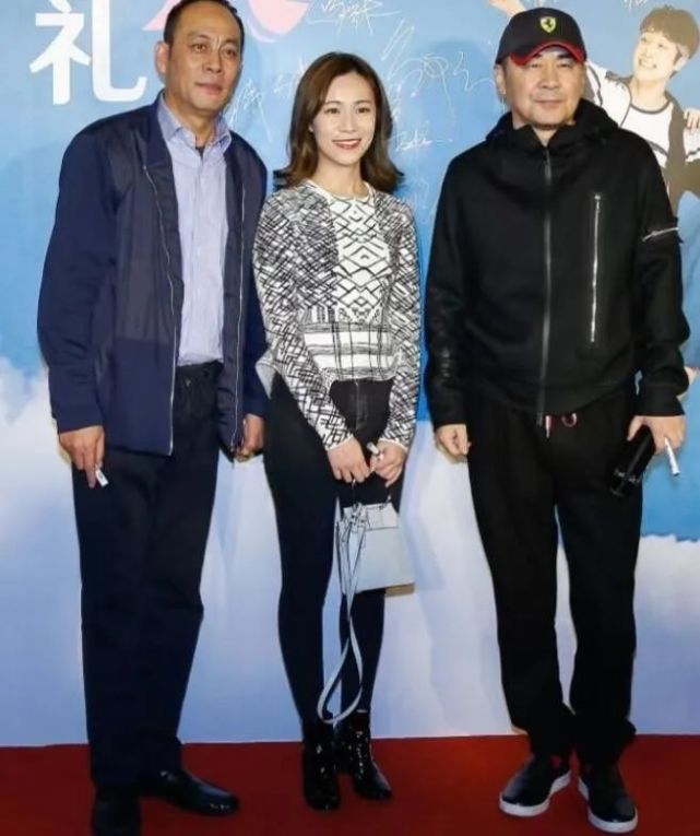 张光北女儿张思乐都已经30岁了,这次穿紧身装配大妈发型亮相活动,看