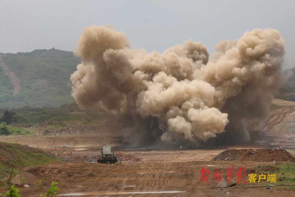 连任就飘了？马克龙建议乌克兰“割地求和”，泽连斯基愤怒炮轰002174梅花伞