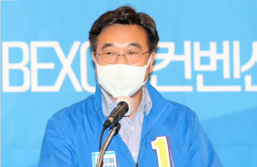 尹锡悦被批“上班迟到下班卡点”，韩总统室回称：总统没有上下班的概念
