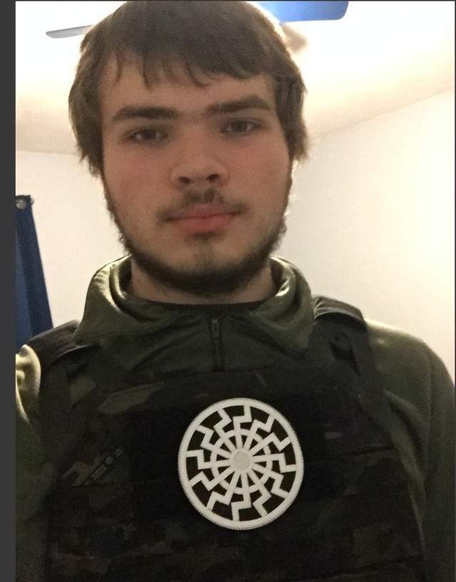 (凶手身上出现黑太阳标志)