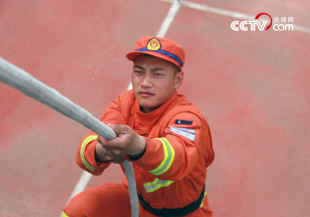 连任就飘了？马克龙建议乌克兰“割地求和”，泽连斯基愤怒炮轰002174梅花伞