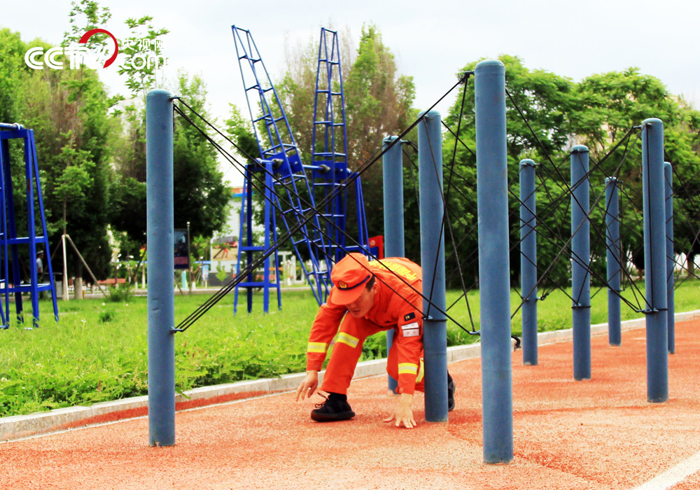 冲刺与森林消防员来一次充满激情的200米灭火障碍训练