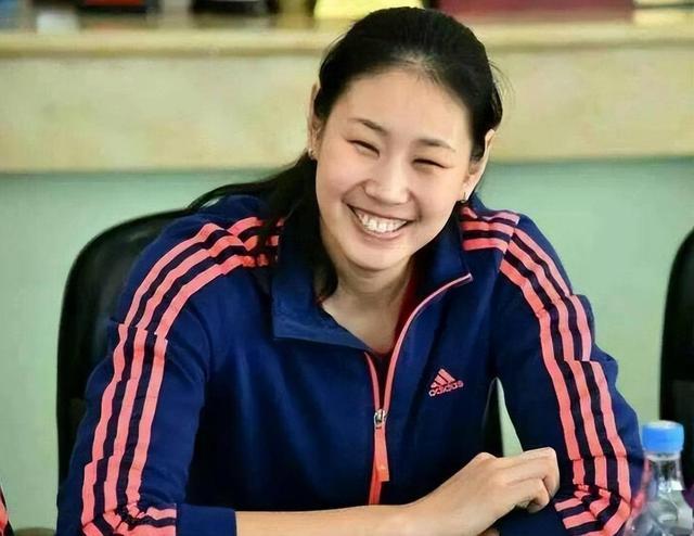女排颜妮已低调结婚男方高大帅气曾霸道示爱球迷纷纷送祝福