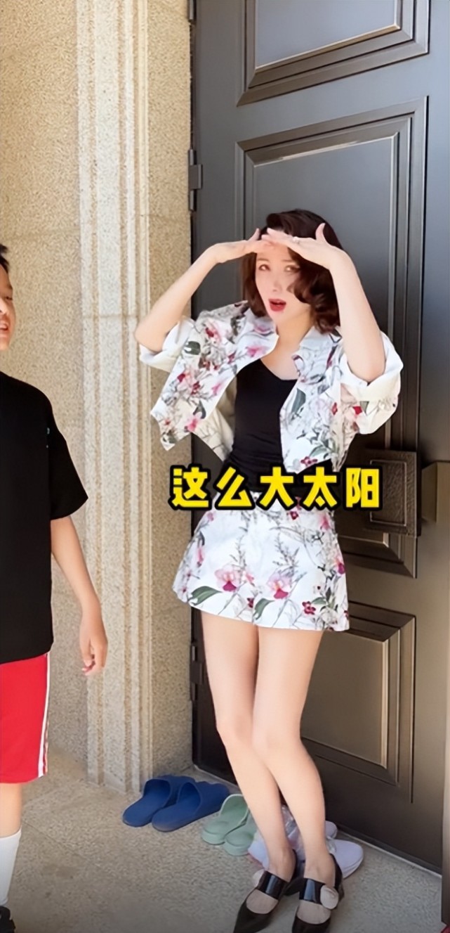 虽然是去跑步但程莉莎穿着优雅的花色套装短衣短裤,里面穿着