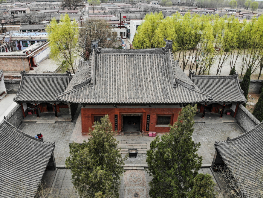 梁架结构简明,四椽对前后乳用三柱,乳后尾垫柁墩置于四椽上,四椽上置