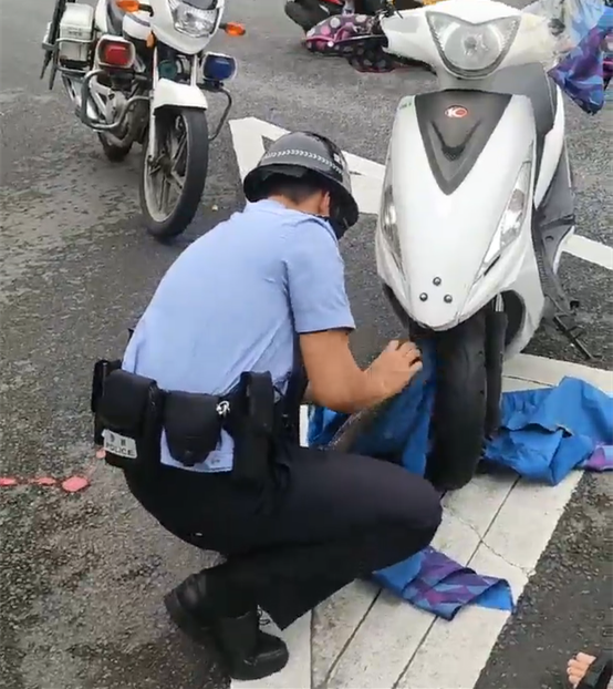 【我为群众办实事】雨天女子骑车摔倒 蓬江巡警伸手援助