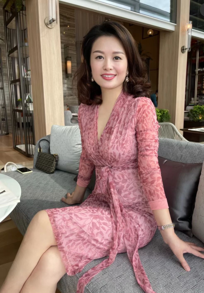 这位158微胖妈妈真会穿,衣服讲究"老款嫩色",50岁美过30岁_腾讯新闻