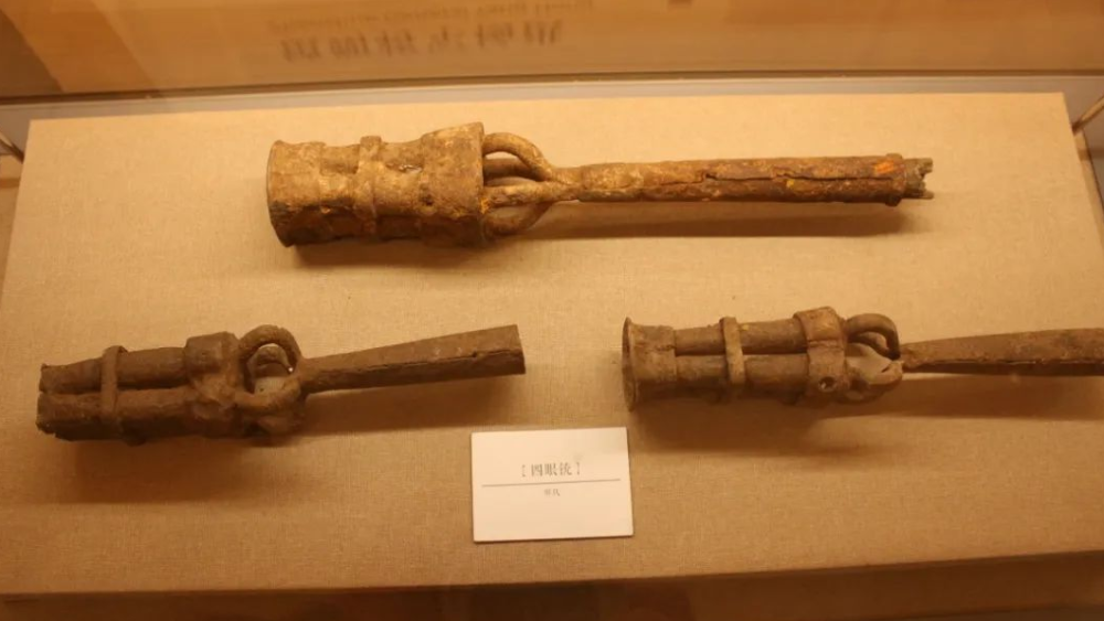 明代四眼铳四眼火铳是由普通的单管火铳改良而来, 是明军重要的单兵