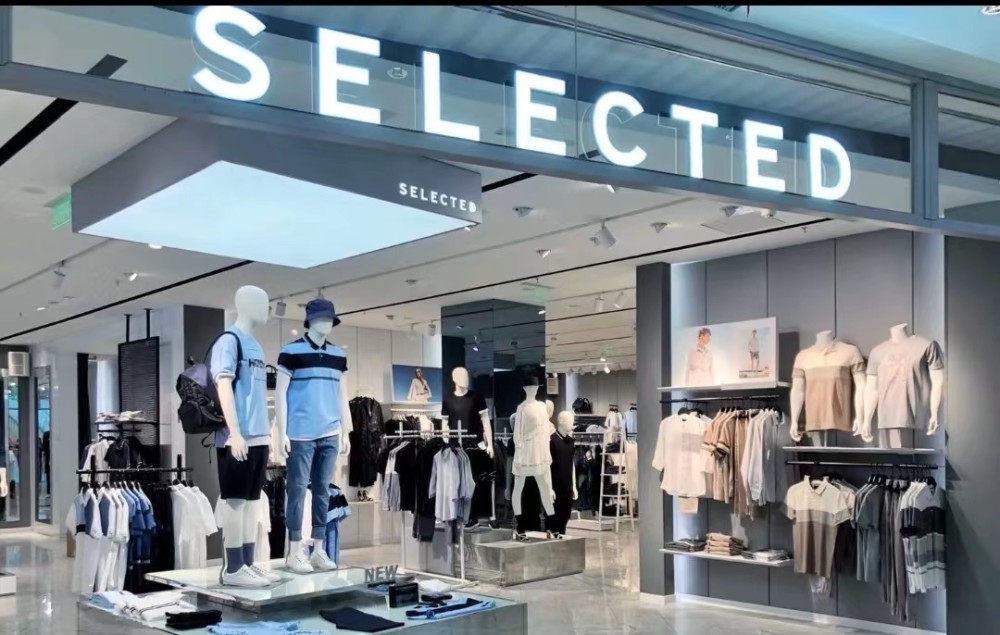 5月16日,记者走访长沙几家selected门店,门店目前仍正常营业,不过,多