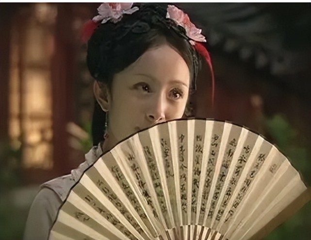 东施效颦,十分尴尬,撕扇子不俏皮可爱任性,而被王夫人审问的那场戏,更