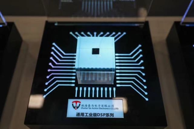 会上,高新区还为魅族科技,洪启集成,珠高电气,普米斯生物等4家公共