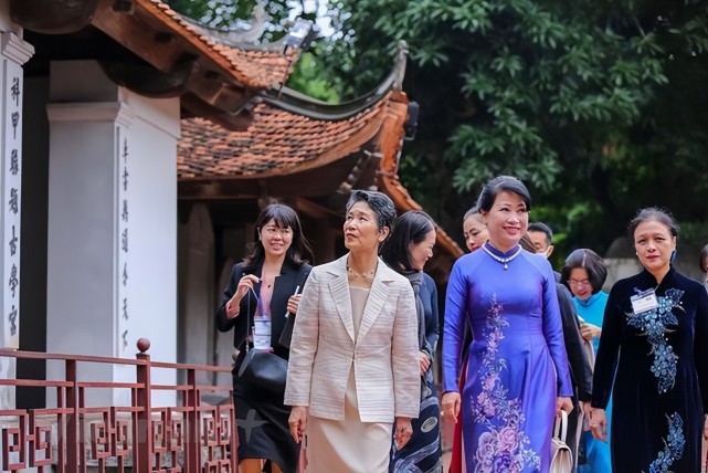 真理子的逆袭!当过清洁工,2婚改嫁菅义伟,67岁成日本首相夫人
