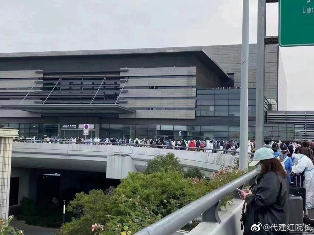 上海虹桥火车站出现离沪大潮票难抢站难进临走又被黄牛割一刀