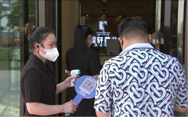 今天恢复营业的崇明万达广场震轩美容美发店负责人李志勇介绍,目前店