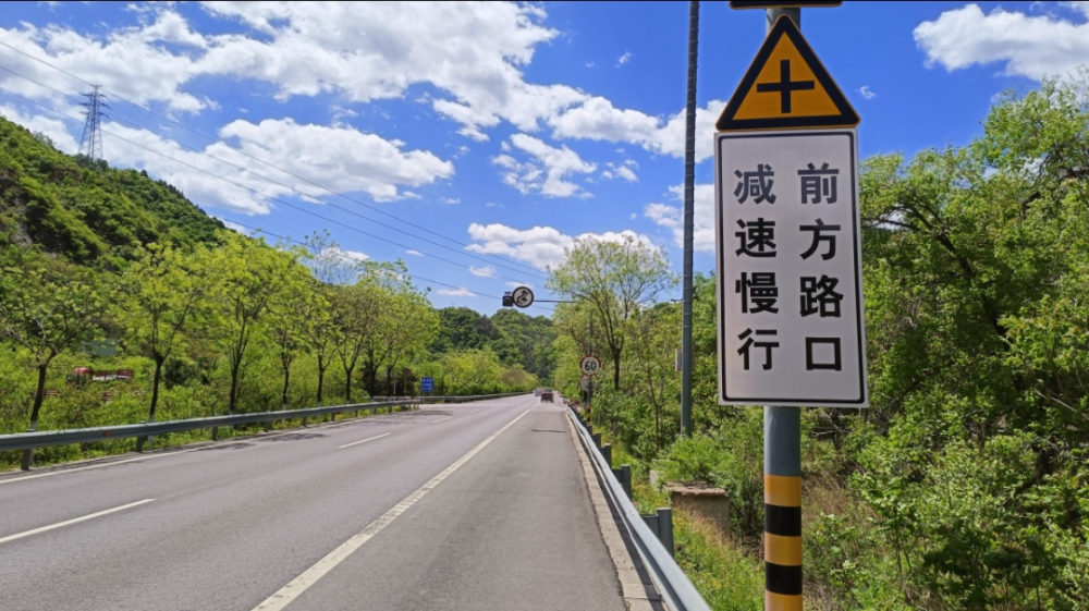 在琉璃庙镇,依据相关规范要求安装停让标志和"前方路口,减速慢行"标志