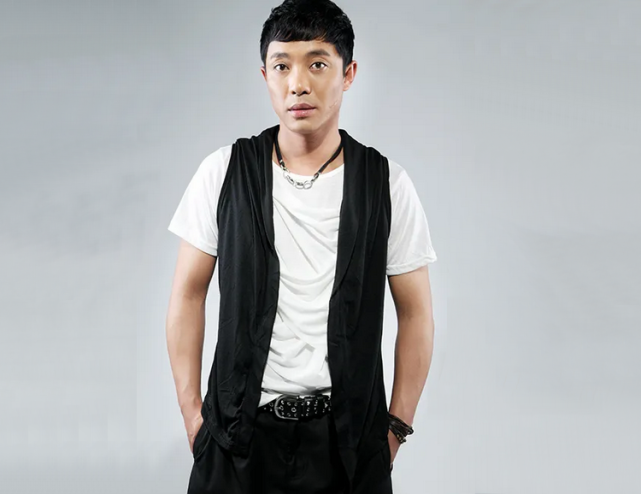 歌手黑龙:吃百家饭长大,凭一首歌改命,与成奎安兄弟情深成绝唱