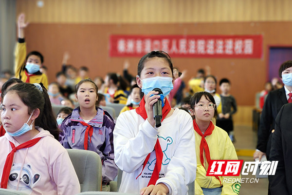 渌口区育红小学第一校长李永安到校开展送法进校园活动