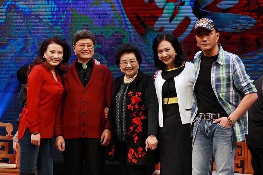 当然胡宝善也不只是教育胡军一个,胡军的妹妹胡蓉,因为嘴馋,偷走了