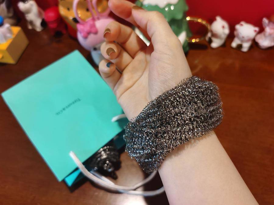 1万元的钢丝球,lv售价7万元的风筝,fendi售价千元口罩等产品,也曾被