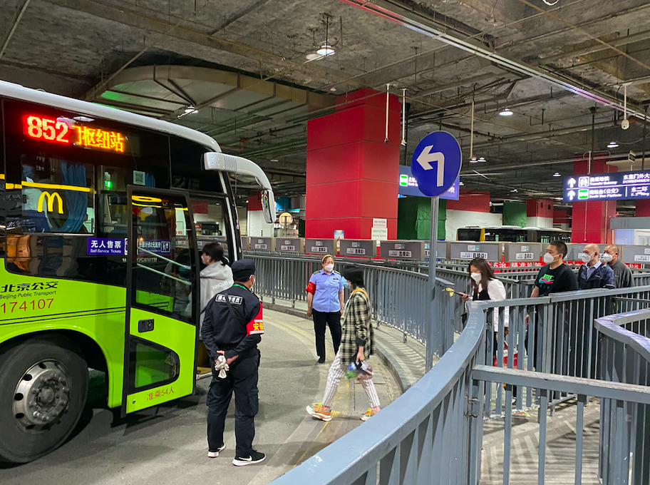 北京东直门交通枢纽消毒频次升级到每日6次