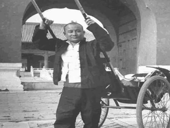 “清朝王爷”北京拉车38年，每小时收费150元，他称就值这个价钱