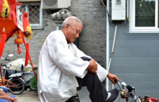 “清朝王爷”北京拉车38年，每小时收费150元，他称就值这个价钱高考网课最牛的语文老师