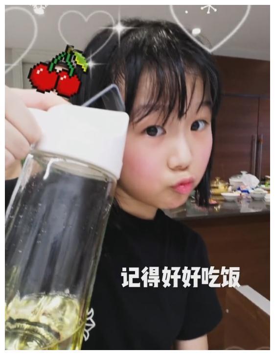 陆毅10岁小女儿下厨烙饼妹妹继承父母颜值五官和贝儿一模一样