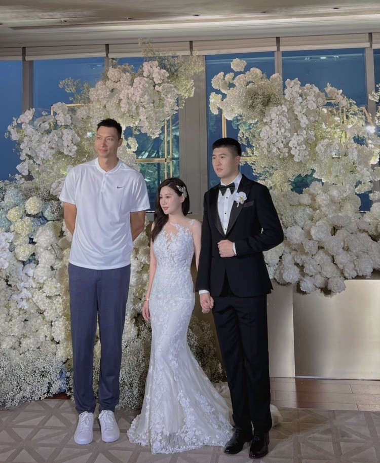 王薪凯妻子发博晒照自己精心设计和策划的婚礼圆满完成