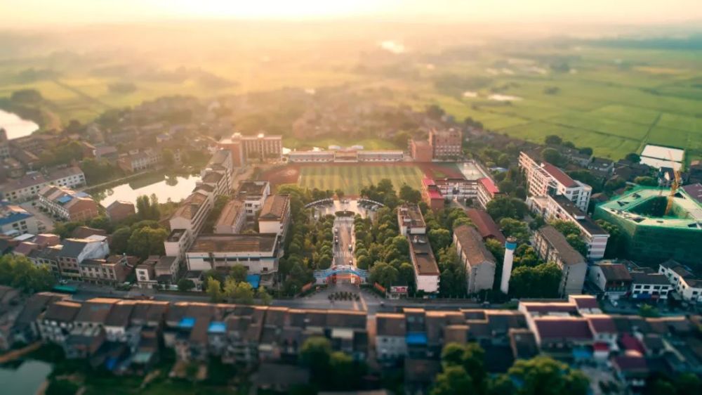 里积累的点滴知识大到灌风的校服相遇在醴陵二中的秋天一群少年笑容