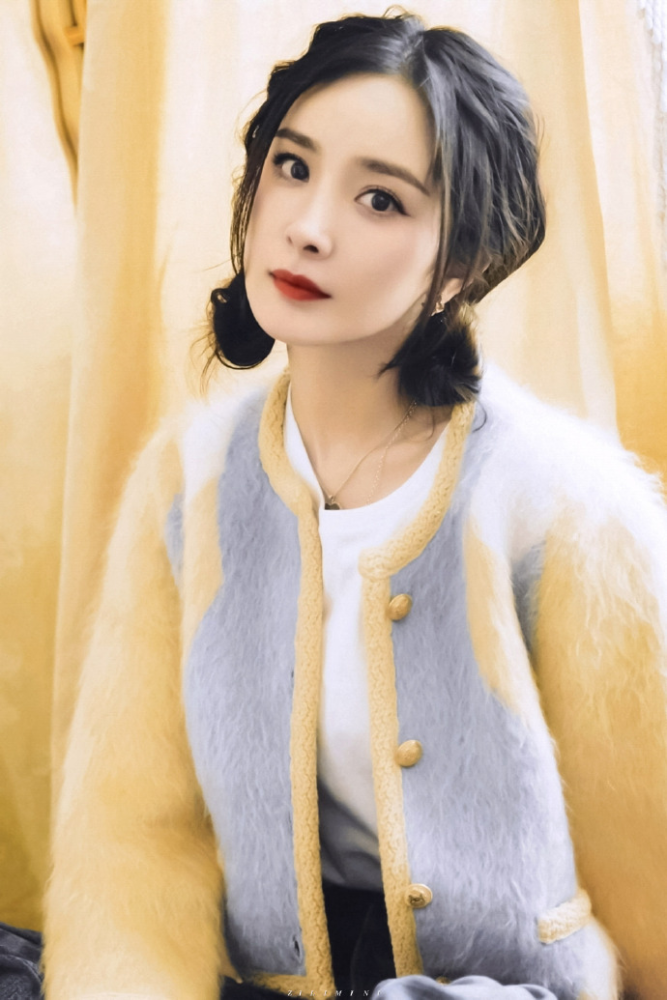 穿拼色外套配双丸子头造型好少女,一抹红唇很动人_腾讯新闻